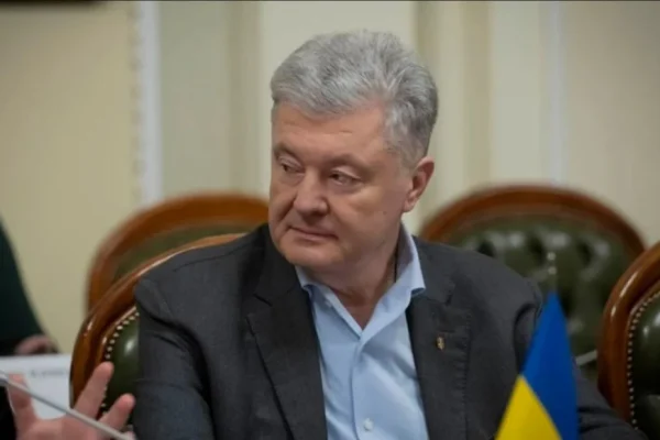 Порошенко засвітився в сорочці італійського бренду: скільки вона коштує