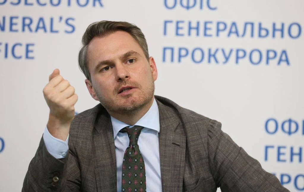 Кравченко виїхав з України після заяви про відставку: каже, що у відрядженні