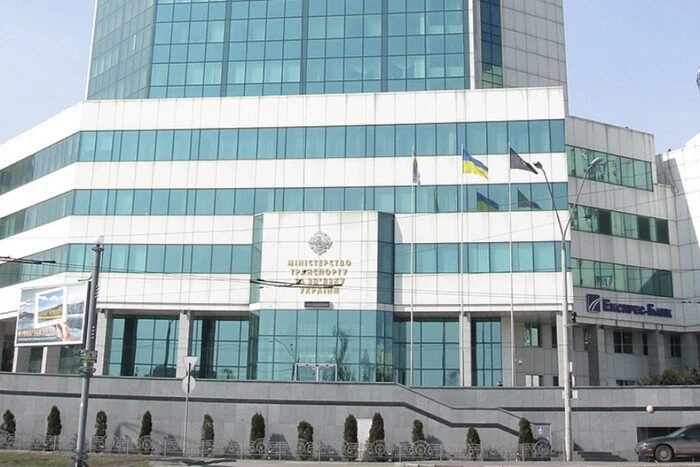 До міністерства прийшли слідчі: директора департаменту відсторонять через справу про хабар
